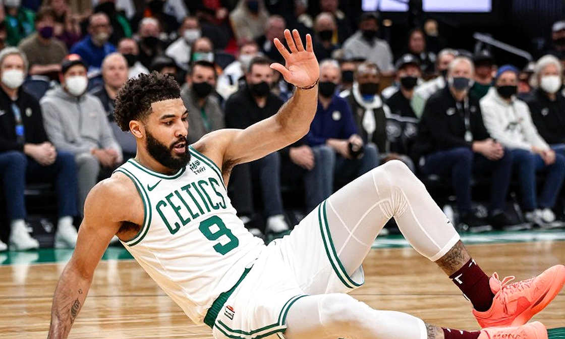 Tyrique Jones nghỉ chuyến Cyprus của Olympiacos vì u nang đùi phải: bản tin y tế và khoảng trống nó để lại trước Super Cup