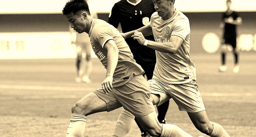 HLV Míchel ca ngợi Aaron Bouwman: Trung vệ 19 tuổi của Ajax và những con số chưa ai kiểm chứng