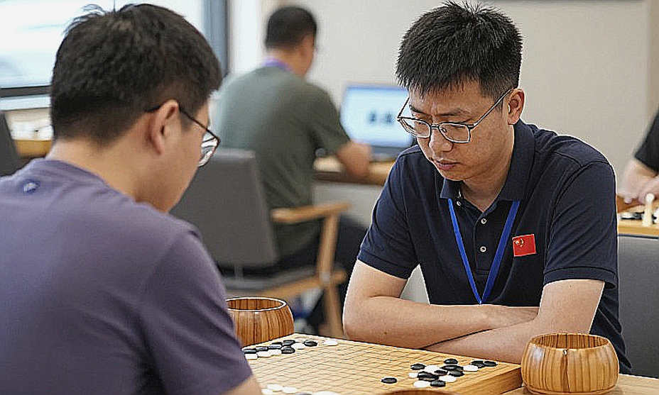 Nepomniachtchi khiến Carlsen khiếp sợ, nhưng vượt qua Sindarov trên thời gian tại GCL 2026 Nepomniachtchi khiến Carlsen khiếp sợ, nhưng vượt qua Sindarov trên thời gian tại GCL 2026