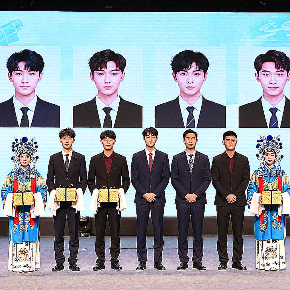 Nepomniachtchi khiến Carlsen khiếp sợ, nhưng vượt qua Sindarov trên thời gian tại GCL 2026 Nepomniachtchi khiến Carlsen khiếp sợ, nhưng vượt qua Sindarov trên thời gian tại GCL 2026