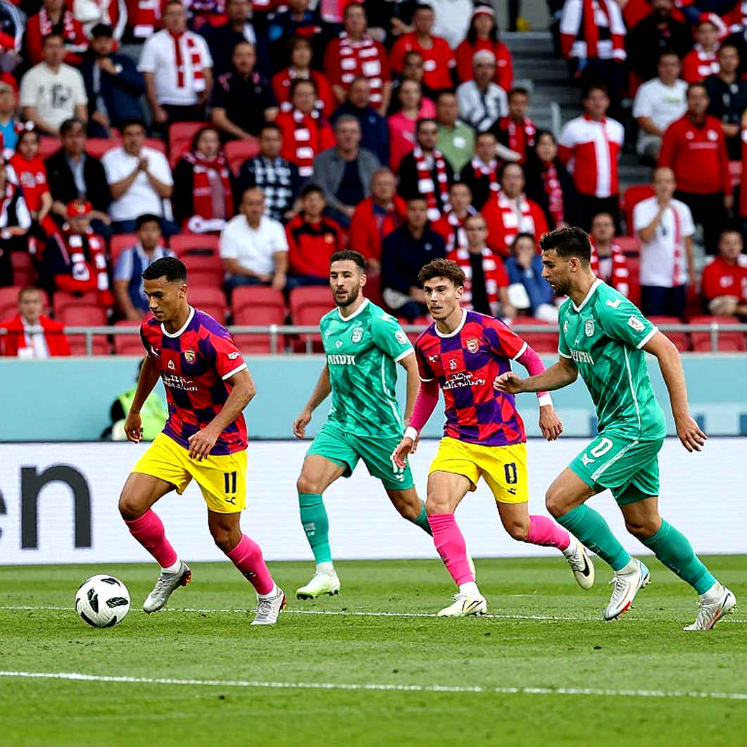Ronaldo chở Dalot bằng xe điện ở trại tập Portugal: một khoảnh khắc nhỏ và một câu hỏi lớn về cách huyền thoại rời sân khấu