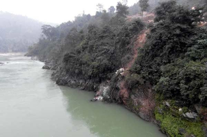 काठमाडौँबाट अर्घाखाँची जाँदै गरेकको बस त्रिशूलीमा खस्यो ६ मृत्यु ९ घाइते