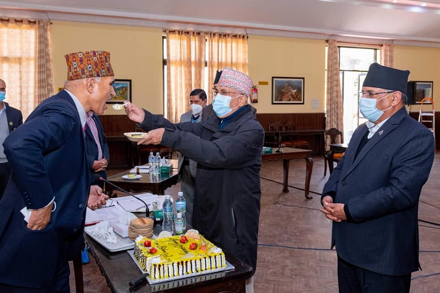 महासचिव पौडेललाई केक खुवाउँदै सुरु भयो नेकपा सचिवालयको बैठक   