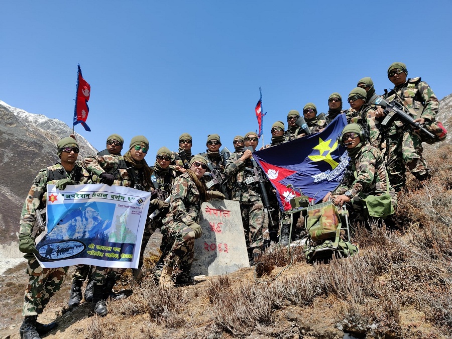 नेपाली सेनाद्वारा चीनसँगको सिमानामा रहेका सीमास्तम्भ मर्मत र सरसफाइ