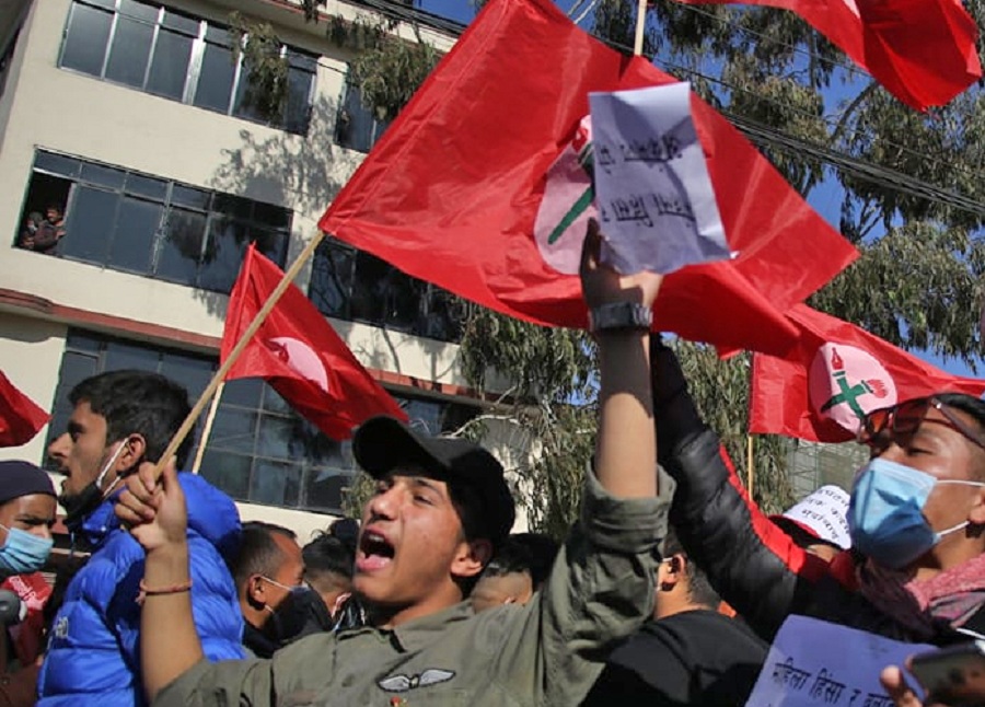 नेविसंघद्धारा काठमाडौँमा उल्टो हिडेर संसद् विघटनको  विरोध