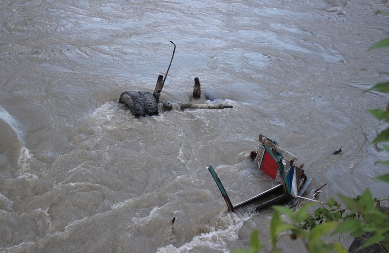पेट्रोल बोकेको ट्यांकर त्रिशुली नदीमा खसेर आगलागी, चालक र सहचालक अझैं वेपत्ता