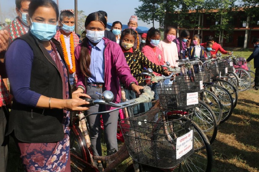 छात्रामैत्री विद्यालय बनाउने भरतपुर महानगरको प्रयास : पश्चिम चितवनका २९६ छात्रालाई साइकल हस्तान्तरण