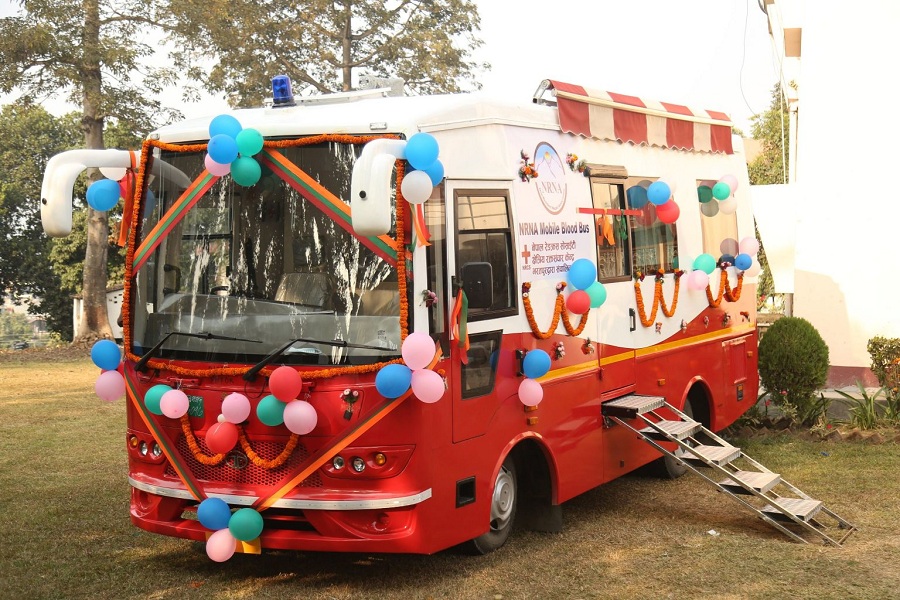 एनआरएनद्धारा चितवनलाई रक्त संकलनको लागि घुम्ती बस हस्तान्तरण