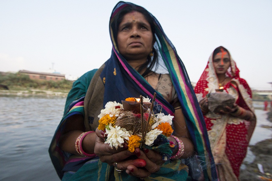 आज छठको मुख्य दिनः अस्ताउँदो सूर्यको पूजा गरिँदै