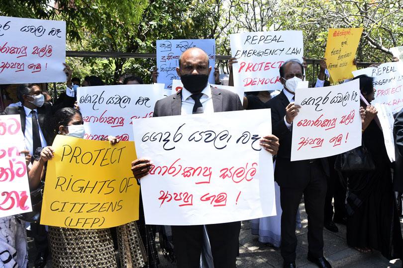 श्रीलंकामा सरकारविरोधी प्रदर्शन जारी, सरकार नछाड्ने राजपाक्षेको अडान कायमै