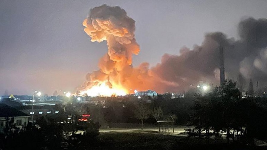युक्रेनको खारकिएभ शहरमा रकेट हमला, आगोको लप्कामा भवन