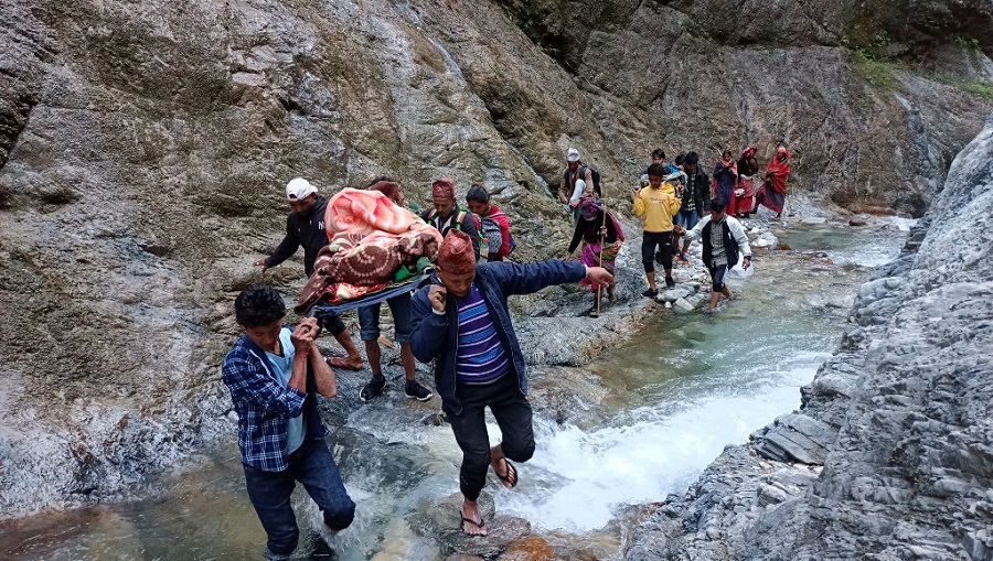 बाजुराको दुःख : स्वास्थ्य संस्थाका भवन हेर्दै, बुटी चपाउँदै