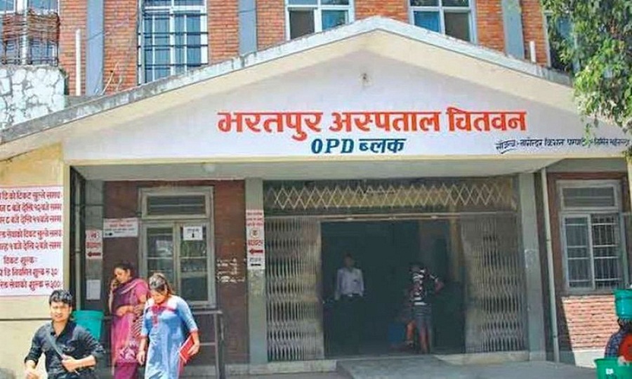 भरतपुर अस्पतालमा शय्या अभाव भएपछि सुत्केरी भुईंमा सुत्न वाध्य