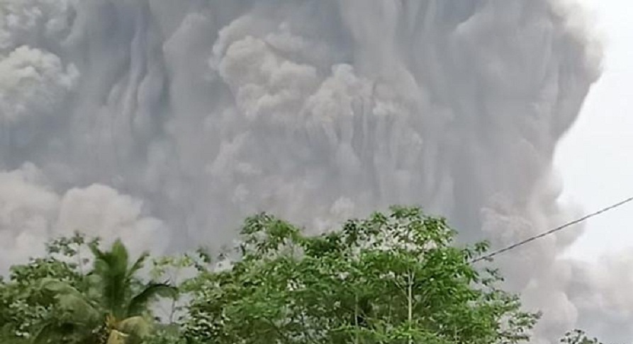 इन्डोनेसियामा ज्वालामुखी विस्फोटमा परी १३ जनाको मृत्यु, ९८ घाइते