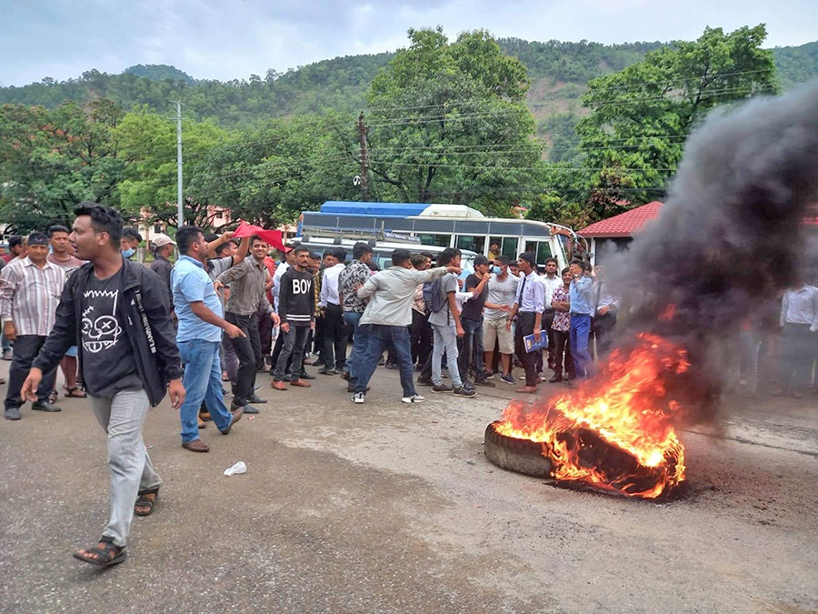 पेट्रोलियम पदार्थको मूल्य वृद्धि फिर्ता लिन माग गर्दै विभिन्न ठाउँमा प्रदर्शन