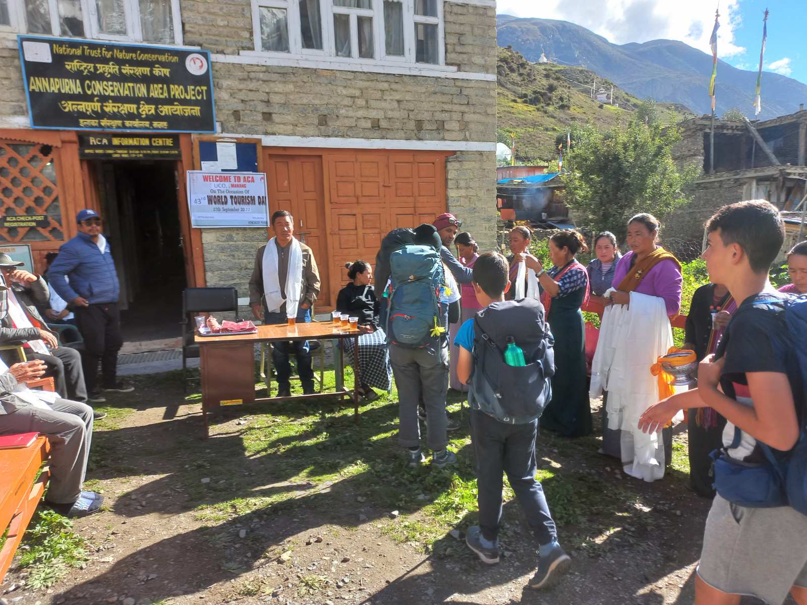 मनाङ भित्रिन थाले पर्यटक, पर्यटकलाई स्वागत