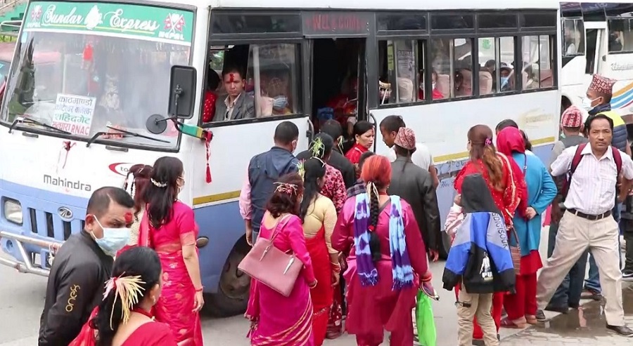 काठमाडौंका सडकमा दशैंमा टीका लगाउन जानेको चहलपहल बढ्यो