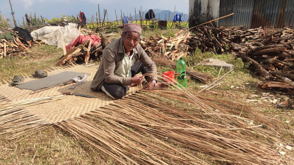 मान्द्रा बुनेरै जीविकोपार्जन गर्छन् लामिडाँडाका ग्याल्बो शेर्पा 