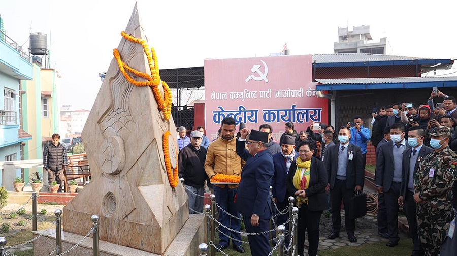 पेरिसडाँडामा माओवादीले मनायो २८ औं जनयुद्ध दिवस, प्रचण्डद्धारा सहिद स्तम्भमा माल्यार्पण