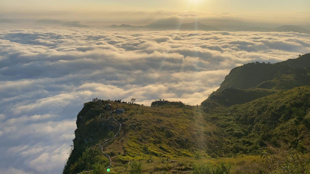 कुहिरो र सूर्योदय हेर्न मानुङकोट उक्लिँदै आन्तरिक पर्यटक