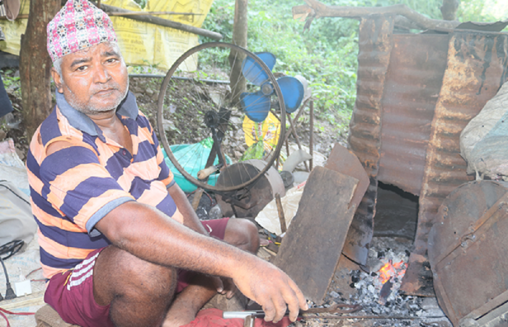 विश्वकर्माले विद्युतबाट चल्ने स्वचालित घन बनाएपछि फेरियो परिचय