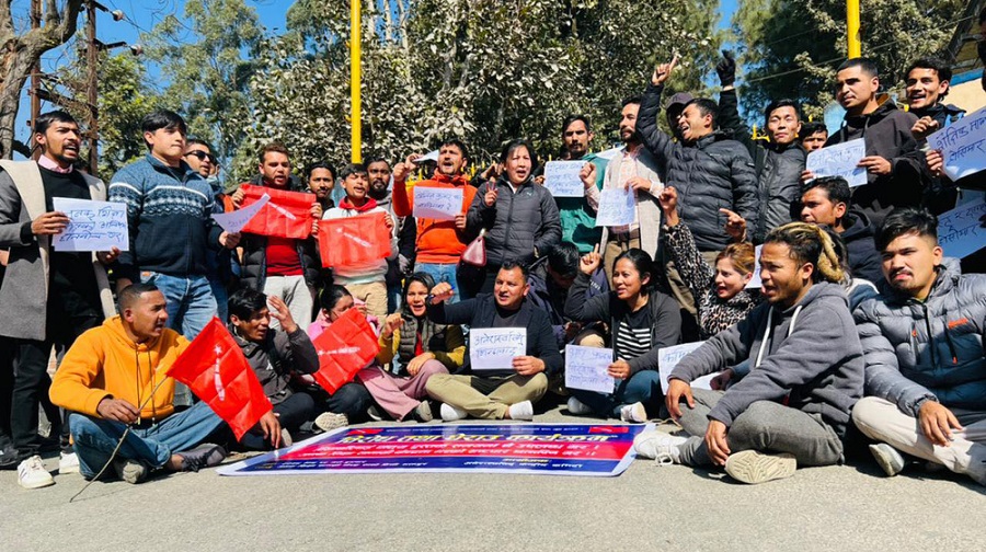 अनेरास्ववियुद्धारा प्रवन्ध निर्देशकको राजीनामा माग्दै जनक शिक्षा सामग्री कार्यालय घेराउ