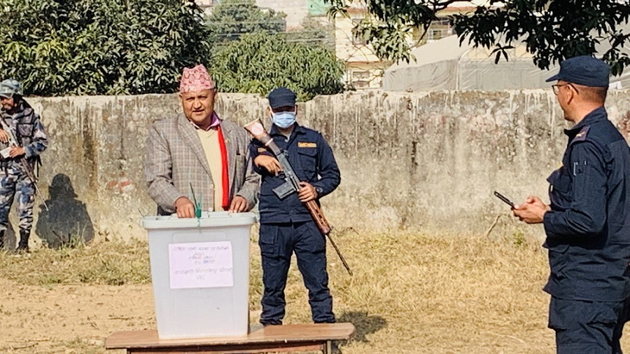 लुम्बिनी राष्ट्रिय सभा उपनिर्वाचनमा मतदान सुरु, विनाविभागीय मन्त्री आचार्यले गरे पहिलो मतदान 