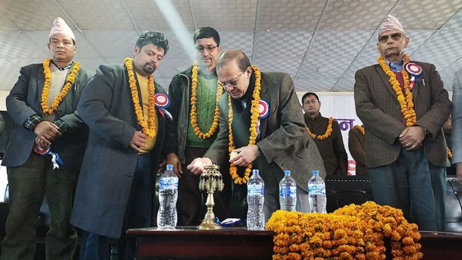 मिलेन्द्र रिजाललाई प्रमुख अतिथी बनाउँदा प्रेस युनियन कर्णालीको अधिवेशन माइक खोसाखोस