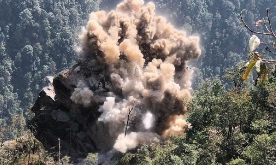 भूकम्पले हल्लाएको ठूलो ढुंगा सेनाले फुटाउँदा जोगियो नेगी गाउँको बस्ती (फोटो फिचर) 