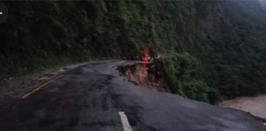 पृथ्वी राजमार्गअन्तर्गतको  आँबुखैरेनीमा सडक भाँसिदा सवारी आवागमन अवरुद्ध