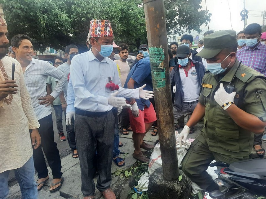 जब धरानका नवनिर्वाचित मेयर हर्क साम्पाङ यसरी सडकमा झाडु बोकेर निस्किए ...