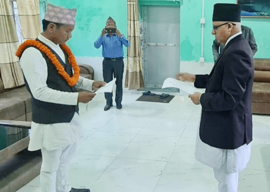 धरान उपमहानगरमा स्वतन्त्र उम्मेदवारीमार्फत प्रमुख पदमा विजयी भएका साम्पाङद्वारा शपथ ग्रहण