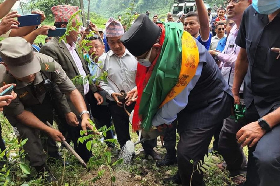 प्रचण्डले धरान आएर हर्क साम्पाङसँग रोपे विरुवा 