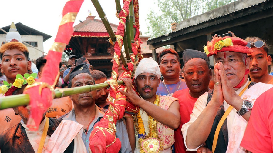 २७ वर्षीय सुजन बाग श्रेष्ठले छेडे जिब्रो, जोगियो बिस्का जात्रामा जिब्रो छेड्ने परम्परा