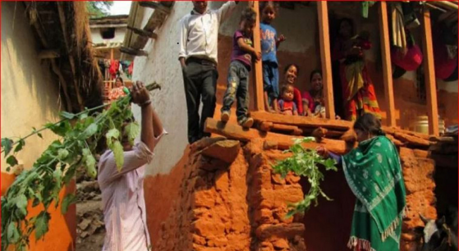 सुदूरपश्चिममा शरीरमा सिस्नुपानी लगाएर नयाँ वर्ष मनाइँदै