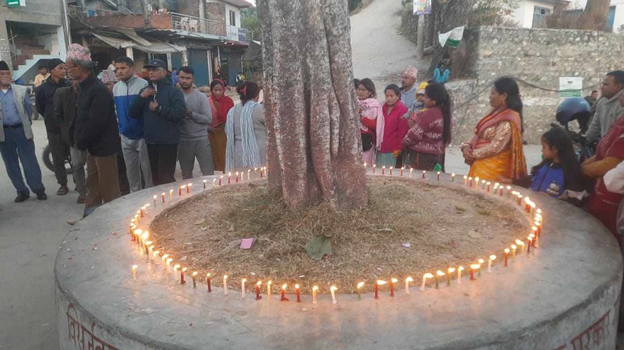 भूकम्पमा ज्यान गुमाएकाहरूको सम्झनामा खलङ्गामा दीप प्रज्वलन