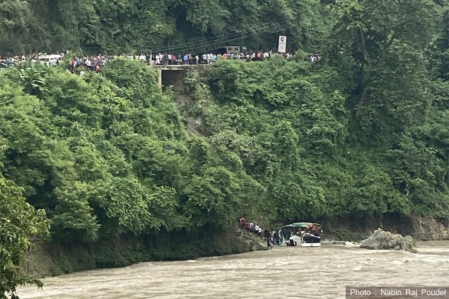 त्रिसुली नदीमा बस खस्दा ८ जनाको मृत्यु, ८ जना घाइते