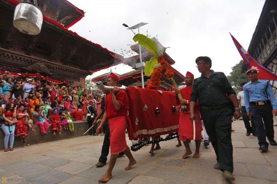 बडा दशैंको सातौं दिन आज घरघरमा फुलपाती भित्राइँदै, गोरखा जिल्लाबाट ल्याइएको फूलपाती भित्र्याइने 