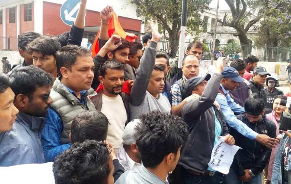 कांग्रेस केन्द्रीय कार्यालय सानेपामा नेविसंघले आज विरोध प्रदर्शन गर्दै