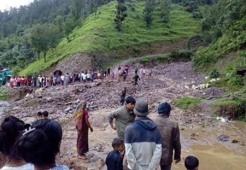 बाग्लुङको बुर्तिवाङ बजारका दर्जन घर पहिरोले पुरिए