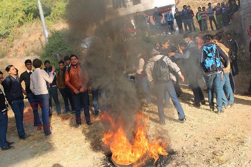 छात्रावास निर्माणमा ढिलाई, विद्यार्थी आन्दोलित