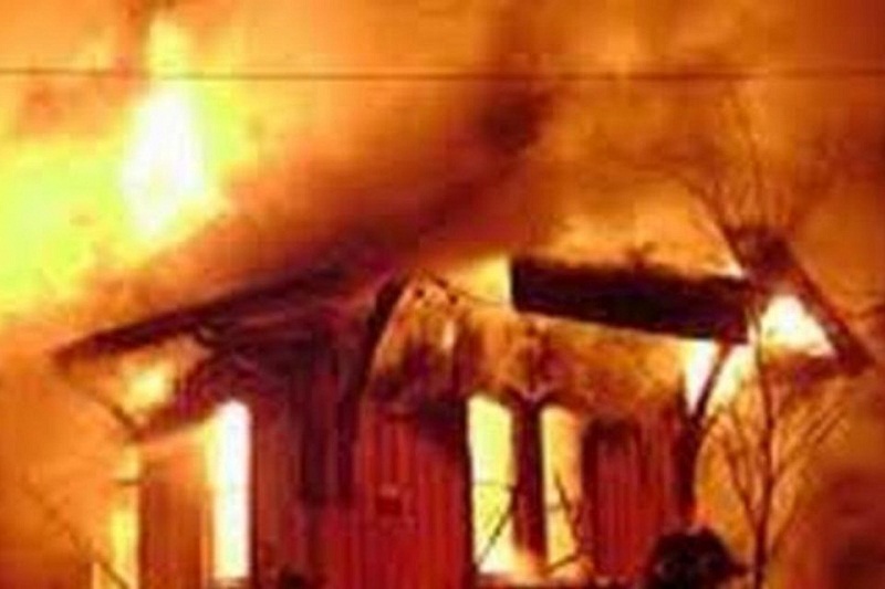 सर्लाहीमा आगलागीबाट ५ घर जलेर नष्ट