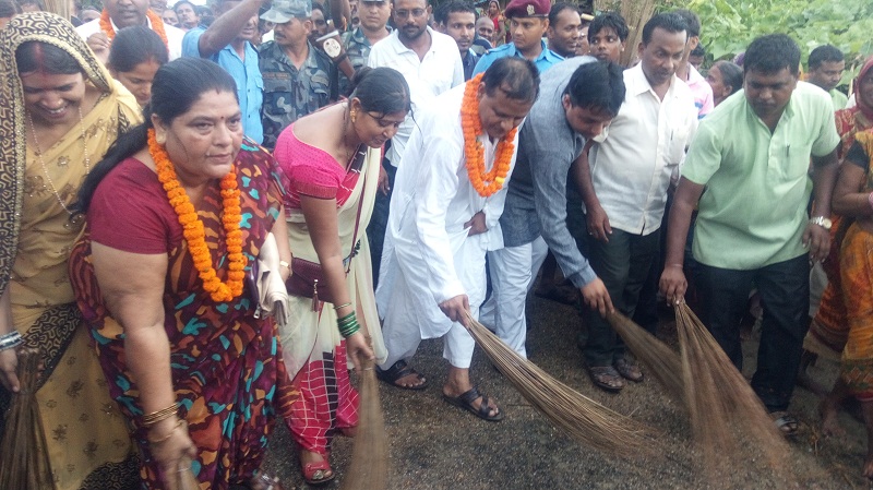 मुख्यमन्त्री राउत झाडु लिएर सडकमा