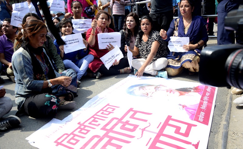 गृहमन्त्रीको राजीनामासहित आर्इजीपी बर्खास्तको माग गर्दै सिंहदरबारमा प्रदर्शन