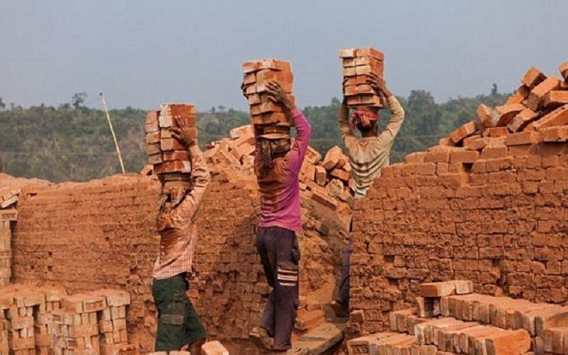 इँटा मजदूरले एकै सिजनमा ५ लाखसम्म कमाउँछन्