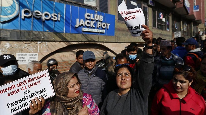 पन्तको न्याय माग्दै काठमाडौंमा प्रदर्शन, महिला अधिकारकर्मी गिरफ्तार