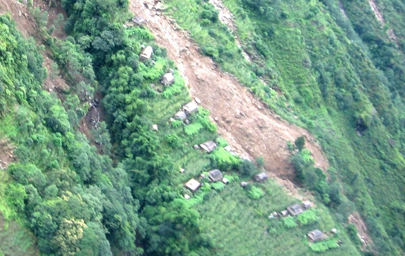 पहिरोले पुरिदाँ धादिङमा ३ को मृत्यु, अझै २ जना बेपत्ता