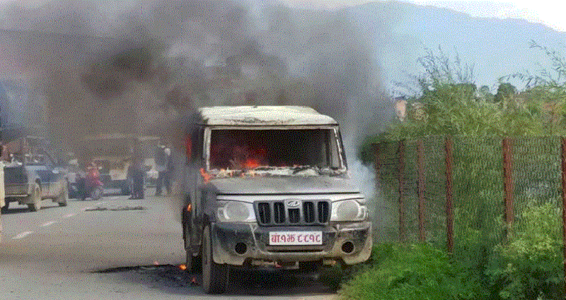 काठमाडौंमा दिउँसै जल्यो सरकारी गाडी, आखिर कसले जलायो त ?